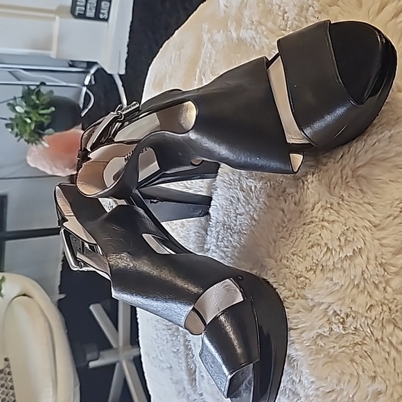 Micheal kores heels - Picture 1 of 5